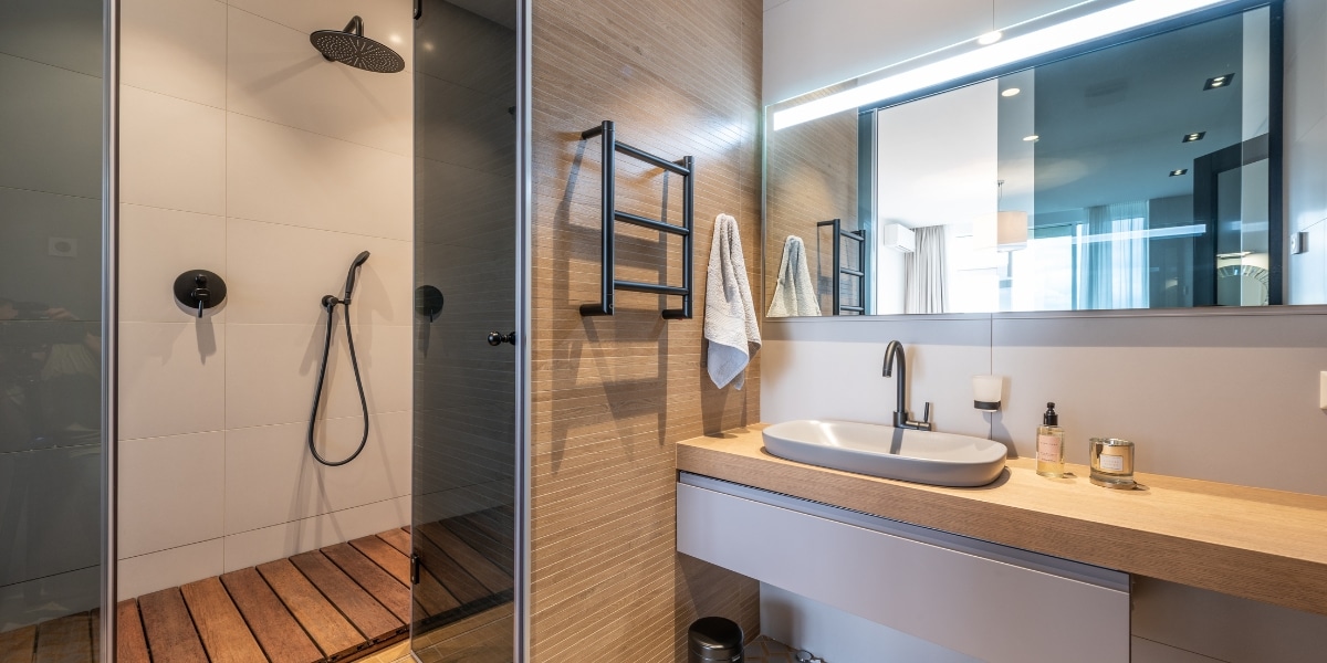 Kleine badkamer? Zo creëer je ruimte zonder in te leveren op stijl