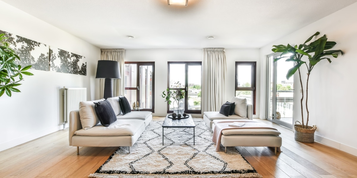 Hoe kun je een ruime woonkamer gezellig inrichten?